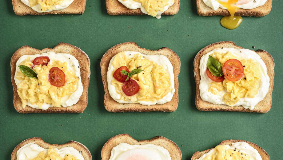 TOSTADA CON HUEVOS REVUELTOS